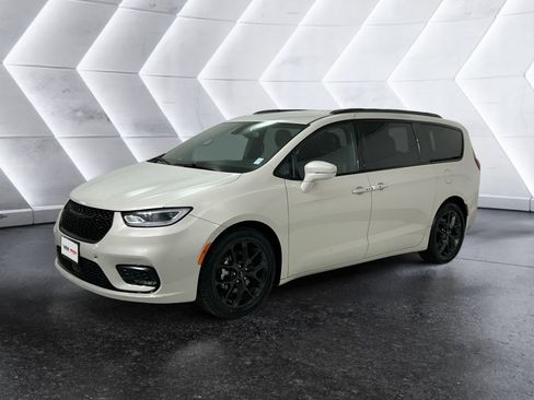 Used 2021 Chrysler Pacifica Touring-L w/ Uconnect Theater Family Group image 3