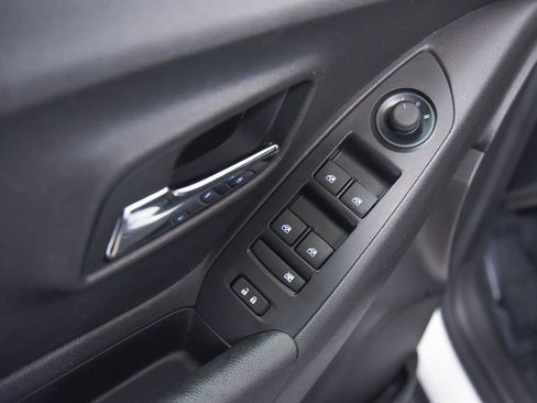 Used 2022 Chevrolet Trax LT w/ LT Convenience Package image 15