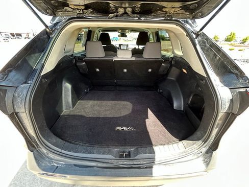 Used 2021 Toyota RAV4 XLE w/ Carpet Mat Package (TMS) AWD/4WD image 25