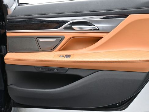 Used 2022 BMW 750i xDrive w/ Luxury Rear Seating Package image 24