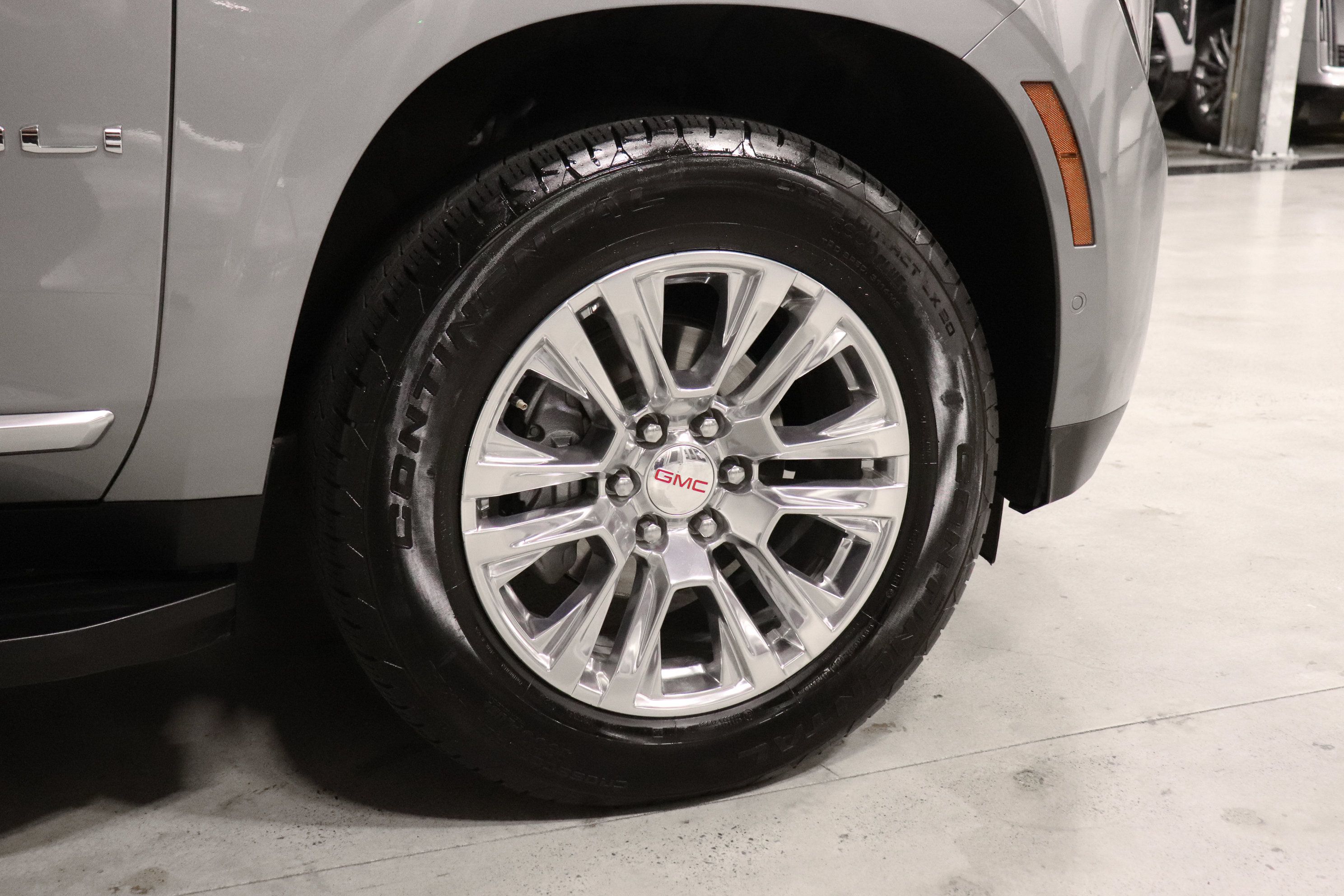 Used 2025 GMC Yukon XL Denali AWD/4WD image 9