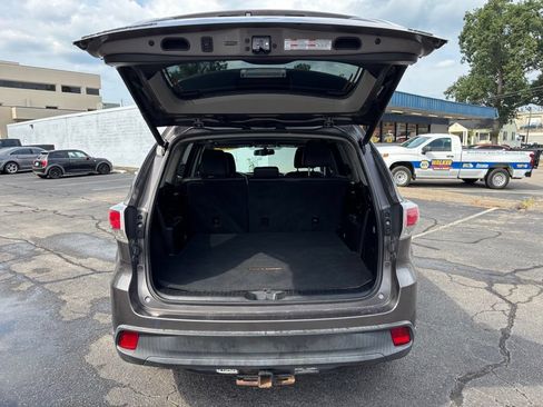 Used 2014 Toyota Highlander XLE FWD image 10