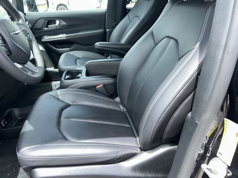 Used 2026 Chrysler Pacifica Select FWD image 6