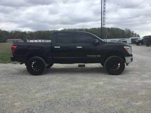 Used 2019 Nissan Titan SV w/ SV Convenience Package AWD/4WD image 2