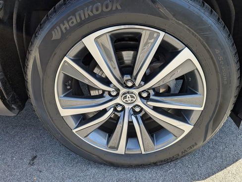 Used 2021 Toyota Venza LE w/ Carpet Mat Package (TMS) AWD/4WD image 11