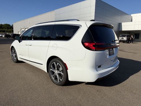 New 2026 Chrysler Pacifica Pinnacle FWD image 4