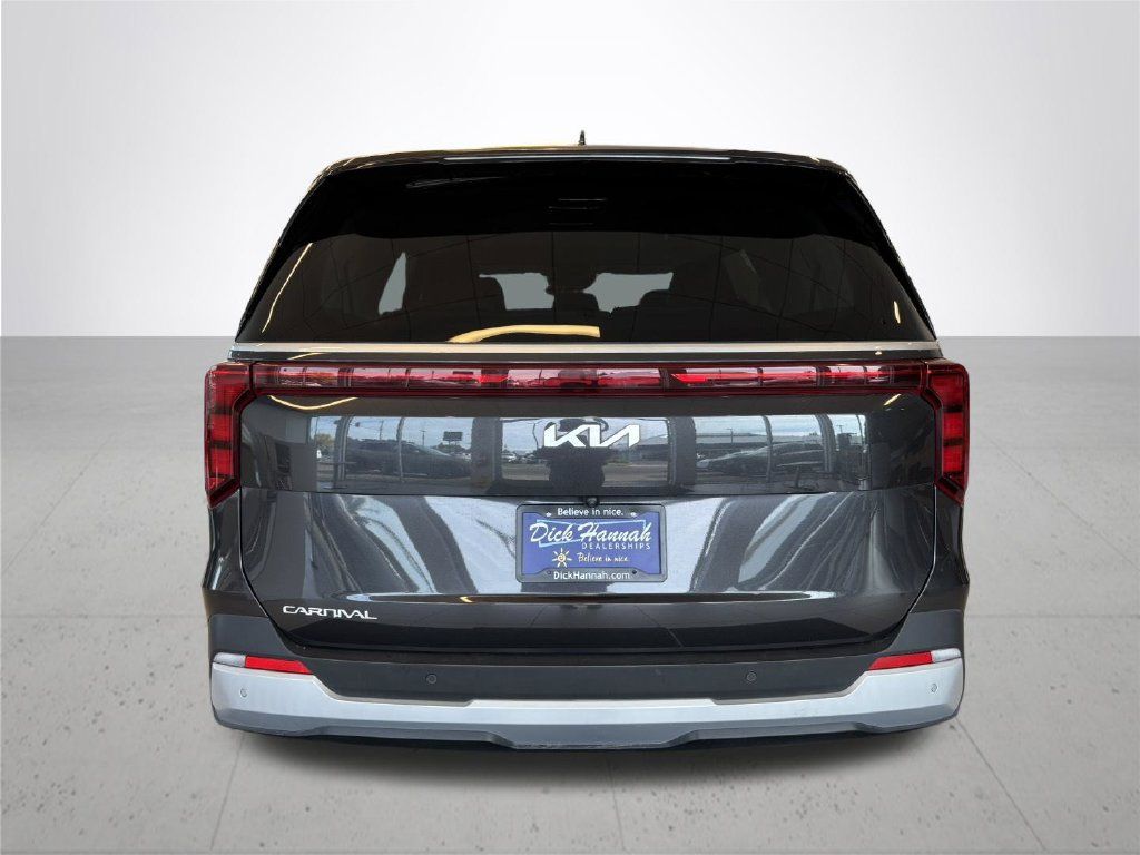 Used 2025 Kia Carnival FWD image 8