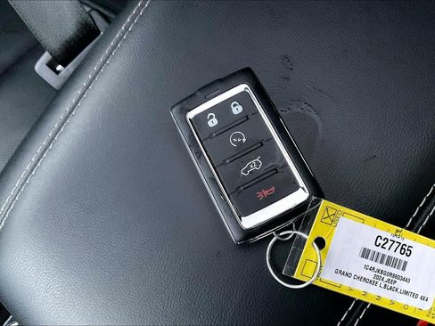 Used 2024 Jeep Grand Cherokee L Limited w/ Luxury Tech Group II image 10