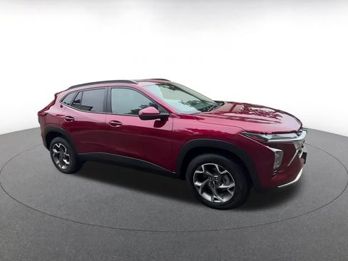 Used 2025 Chevrolet Trax LT w/ LT Convenience Package FWD image 2