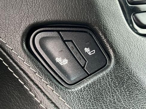 Used 2018 Chevrolet Suburban LT image 31