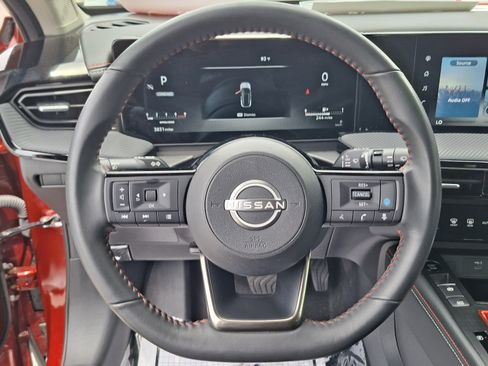 Used 2025 Nissan Kicks SR FWD image 11