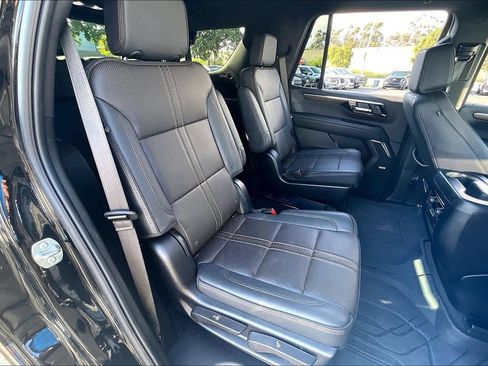 Used 2025 Chevrolet Tahoe High Country AWD/4WD image 18