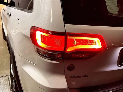 Used 2020 Jeep Grand Cherokee Limited w/ Luxury Group II image 32