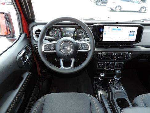 Used 2025 Jeep Wrangler Unlimited Sahara AWD/4WD image 18