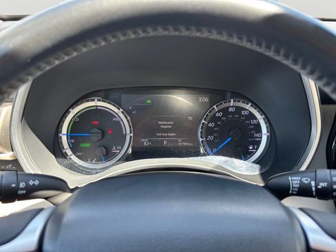 Used 2023 Toyota Highlander XLE AWD/4WD image 29