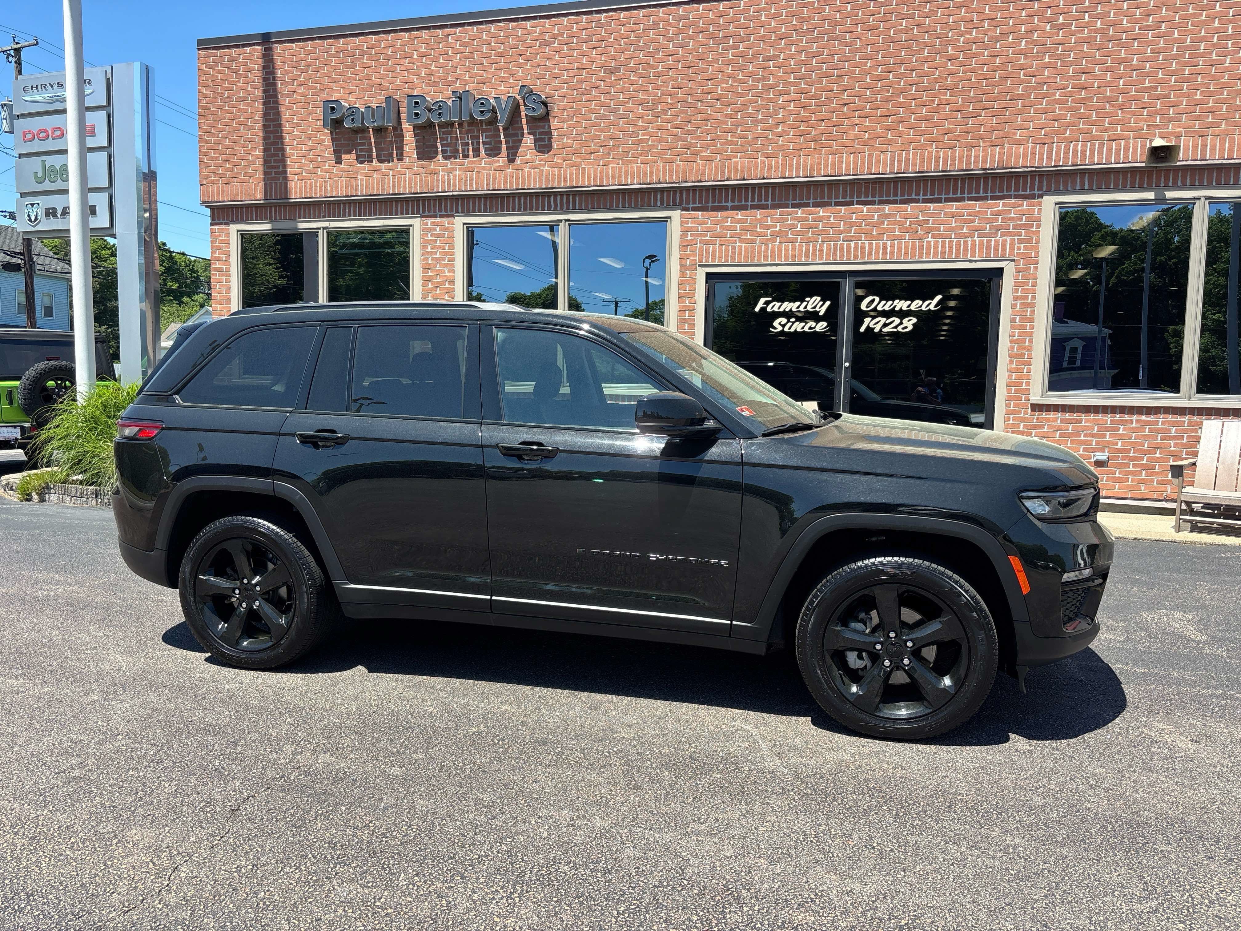 Used 2023 Jeep Grand Cherokee Limited w/ Black Appearance Package AWD/4WD image 30