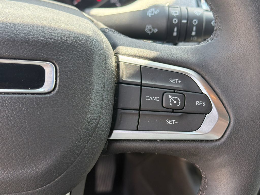 Used 2025 Jeep Compass Latitude AWD/4WD image 25