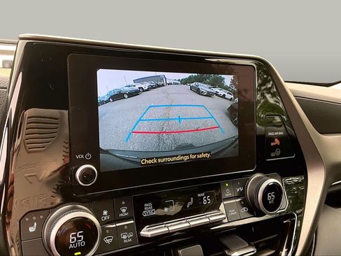 Certified 2024 Toyota Highlander XLE AWD/4WD image 28