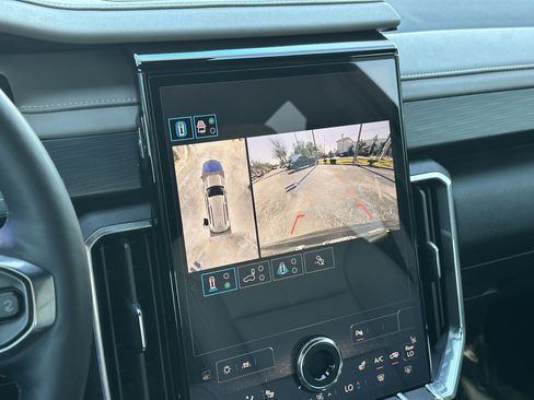 Used 2024 GMC Acadia Elevation image 29