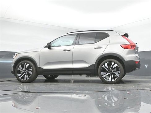 Used 2025 Volvo XC40 B5 Plus image 38