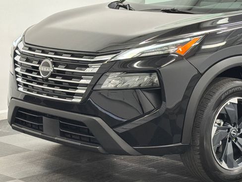 Used 2025 Nissan Rogue SV image 2