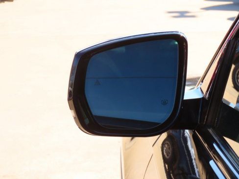 Used 2023 Jeep Grand Cherokee Limited w/ Luxury Tech Group II image 17