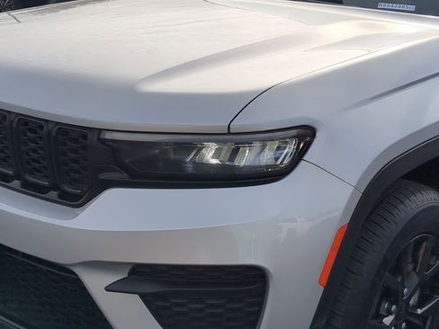 Used 2024 Jeep Grand Cherokee Altitude image 10