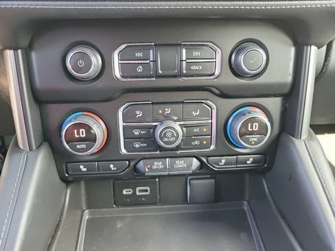 Used 2023 Chevrolet Tahoe Z71 w/ Luxury Package AWD/4WD image 23