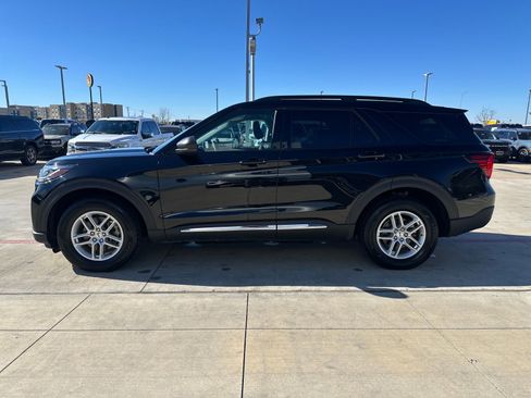 Used 2025 Ford Explorer Active AWD/4WD image 2