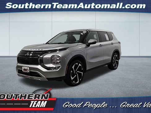 Used 2023 Mitsubishi Outlander SE image 1