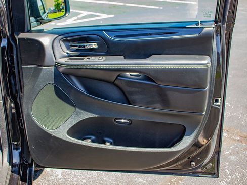 Used 2019 Dodge Grand Caravan SE FWD image 19