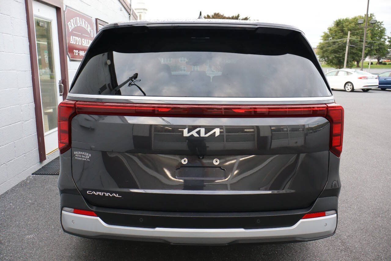 Used 2025 Kia Carnival FWD image 3