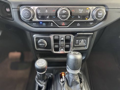 Used 2024 Jeep Wrangler Unlimited Sahara AWD/4WD image 21