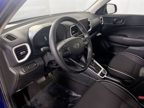 Used 2023 Hyundai Venue Limited image 9