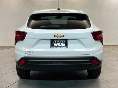 Used 2024 Chevrolet Trax LS FWD image 4