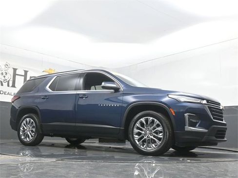 Used 2023 Chevrolet Traverse LT image 2
