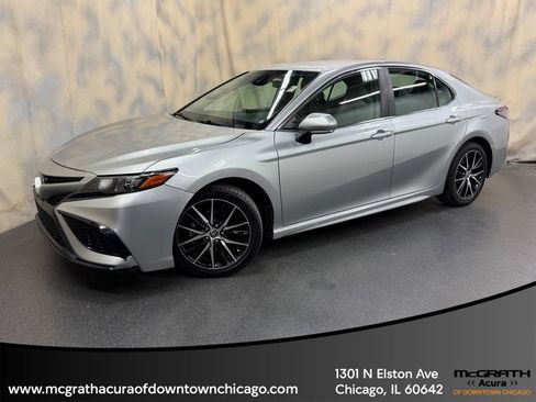 Used 2022 Toyota Camry SE FWD image 1