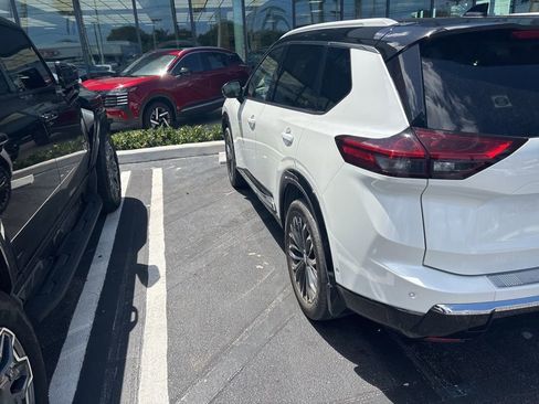 Certified 2024 Nissan Rogue Platinum w/ Platinum Premium Package FWD image 4