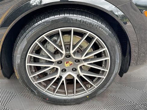 Used 2019 Porsche Cayenne S w/ Premium Plus Package image 34