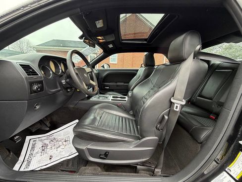 Used 2010 Dodge Challenger SE image 12