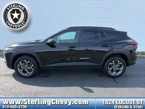 Used 2025 Chevrolet Trax LT FWD image 2