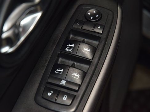Used 2019 Jeep Cherokee Latitude w/ Cold Weather Group FWD image 42