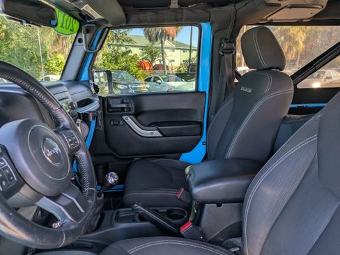 Used 2017 Jeep Wrangler Sahara w/ Connectivity Group image 18