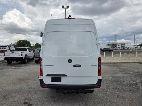 Used 2025 Mercedes-Benz Sprinter 2500 image 11