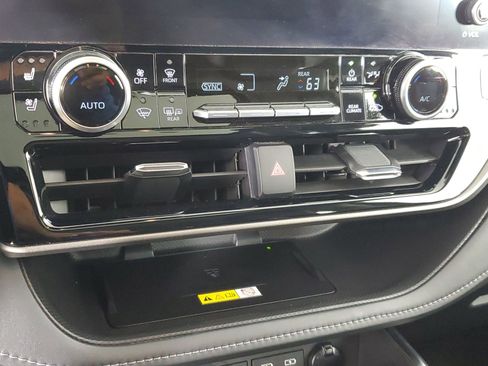 Used 2023 Toyota Highlander Limited FWD image 41