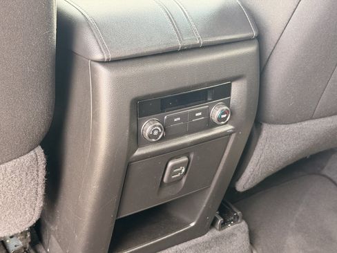 Used 2023 Chevrolet Traverse LT AWD/4WD image 38
