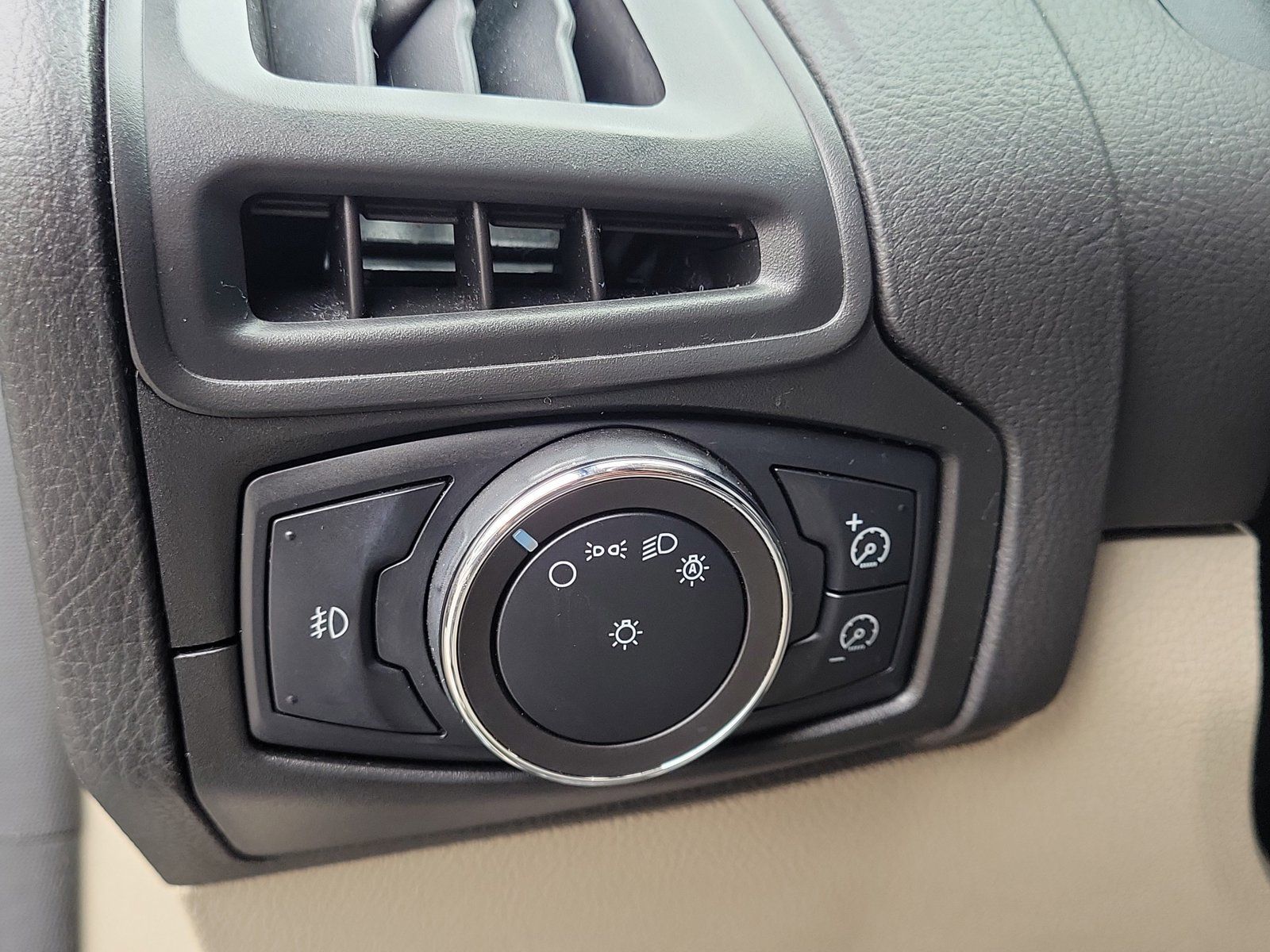 Used 2012 Ford Focus SE FWD image 13