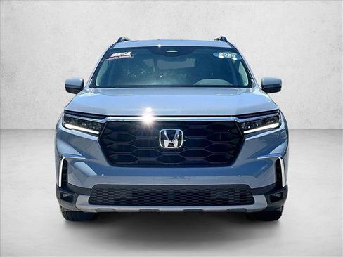 Used 2025 Honda Pilot Touring image 3