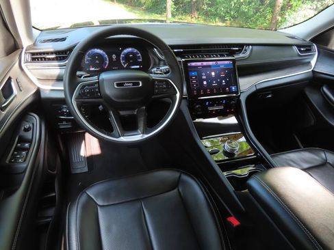 Certified 2023 Jeep Grand Cherokee Limited w/ Luxury Tech Group II AWD/4WD image 4