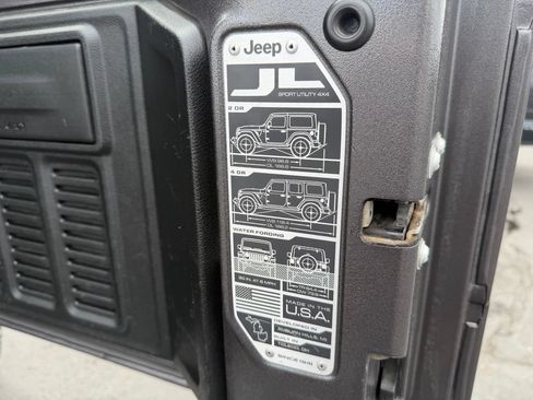 Used 2018 Jeep Wrangler Unlimited Sahara AWD/4WD image 40